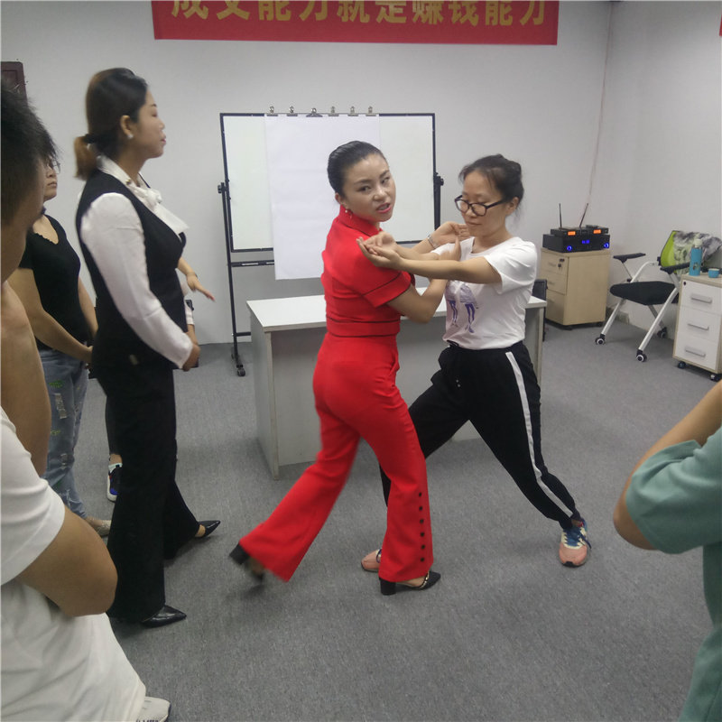 2018年度职工培训会议 以人为本打造铁一样的团队